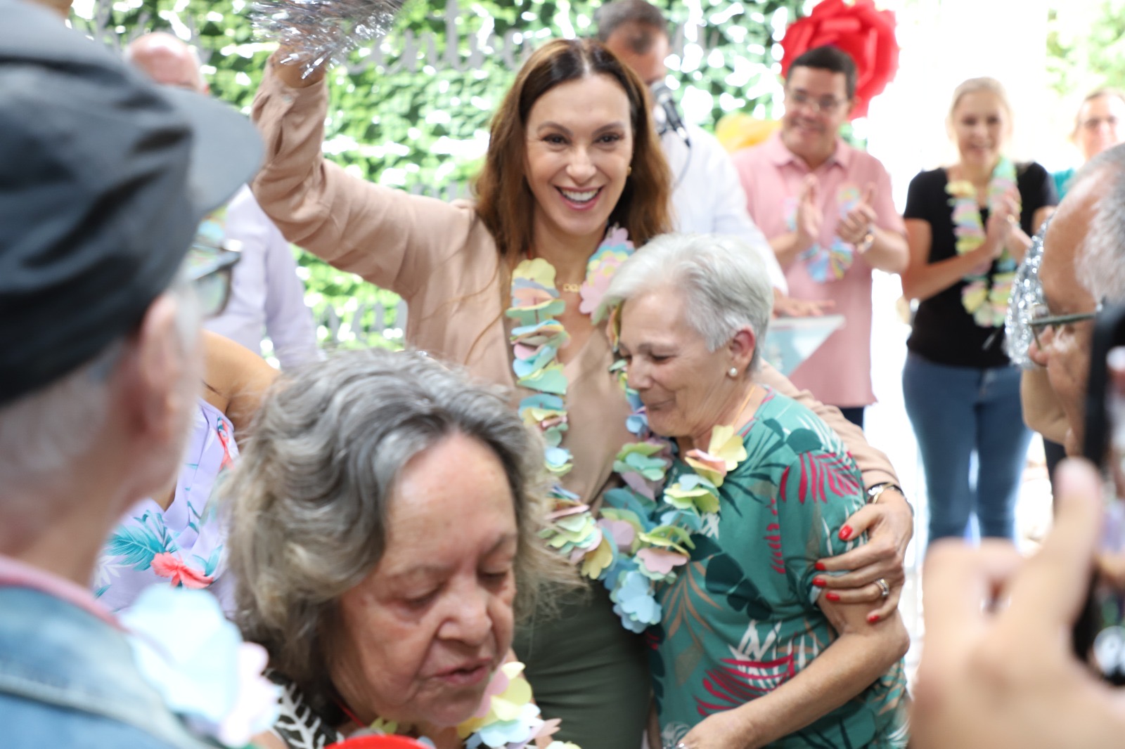 Rita Passos abraçando cidadã