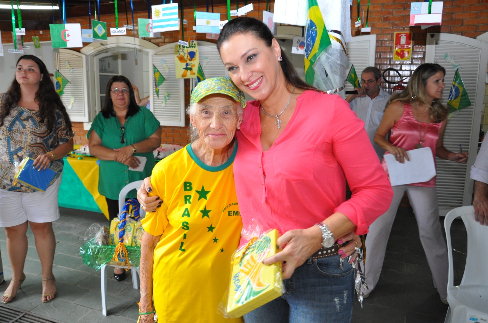 Rita Passos abraçando cidadã