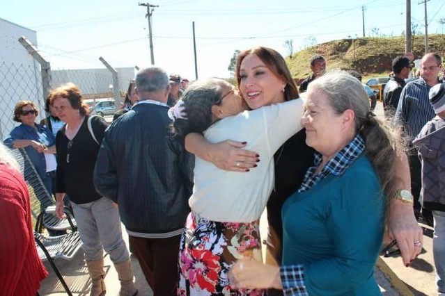 Rita Passos abraçando cidadã