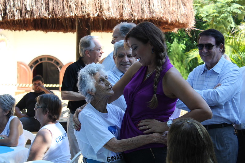 Rita Passos abraçando cidadã