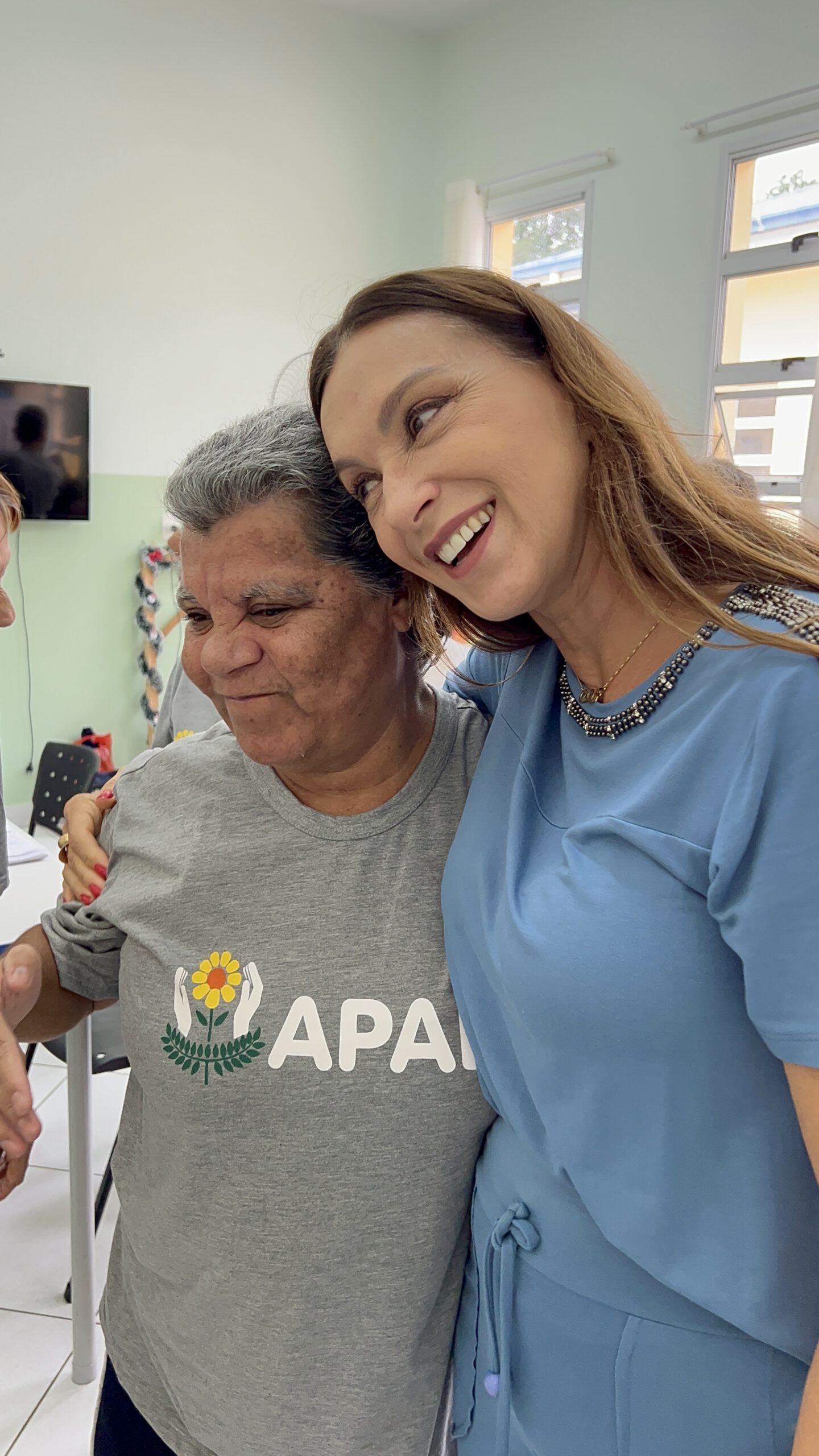 Rita abraçando uma cidadã